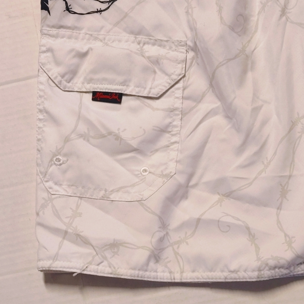 Miami Ink Grunge White Skull Graphic Shorts Size 38 - Picture 3 of 8